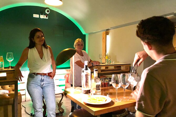 1-Hour Gin Tonics Guided Workshop with special view in Madrid - A central Madrid meeting point