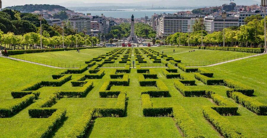 4-Day Portugal Tour from Madrid: Lisbon and Fatima - Crossing into Portugal and settling into Lisbon