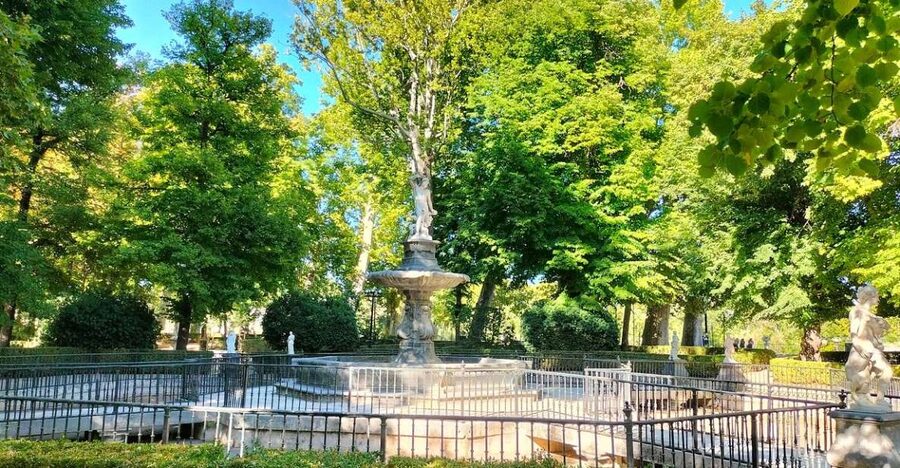 Aranjuez: City and Gardens Guided Walking Tour - Passing the Royal Palace without palace admission