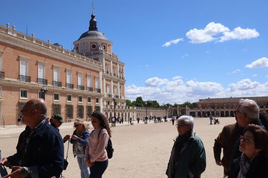 Aranjuez: City and Gardens Guided Walking Tour - The market and the everyday side of Aranjuez