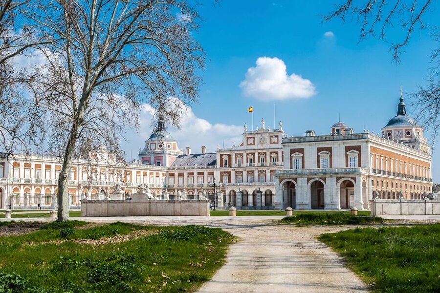 Aranjuez: Fast-Track Entry to the Royal Palace - Entering the red-brick Royal Palace