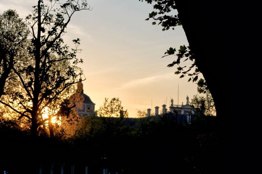 Aranjuez: Mystery and Legends Guided Nighttime Walking Tour - What the Guide Adds to the Walk