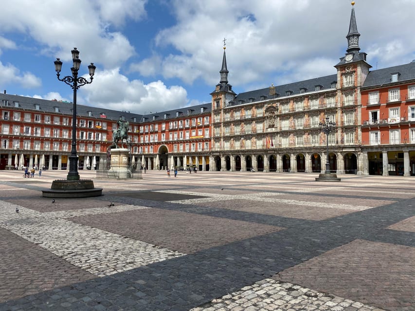 Architecture Tour: Old Historic Madrid with an architect - Plaza de Oriente and the royal setting
