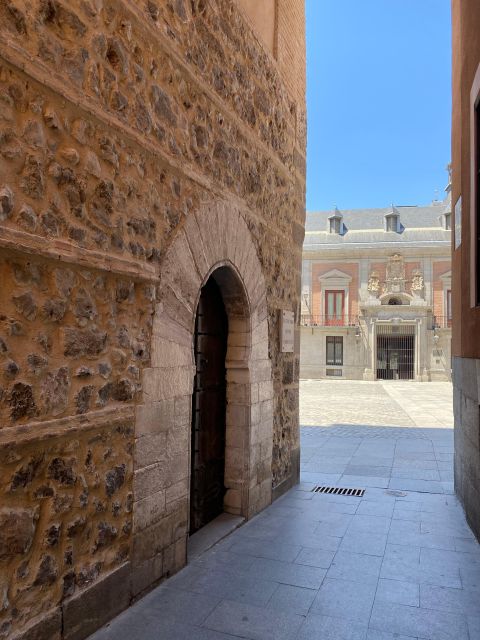 Architecture Tour: Old Historic Madrid with an architect - San Nicolás and the Almudena Cathedral