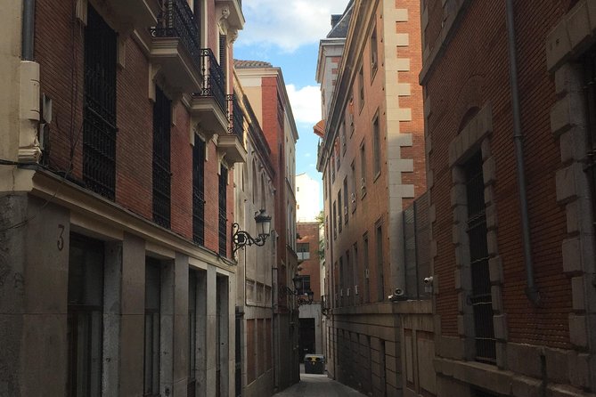 Architour through Lavapiés and Rastro with an architect - Teatro Pavón and the art-deco clock