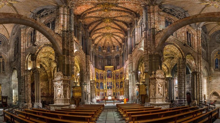 Avila: Cathedral Entry Ticket with Audio Guide - The nave reveals two architectural periods