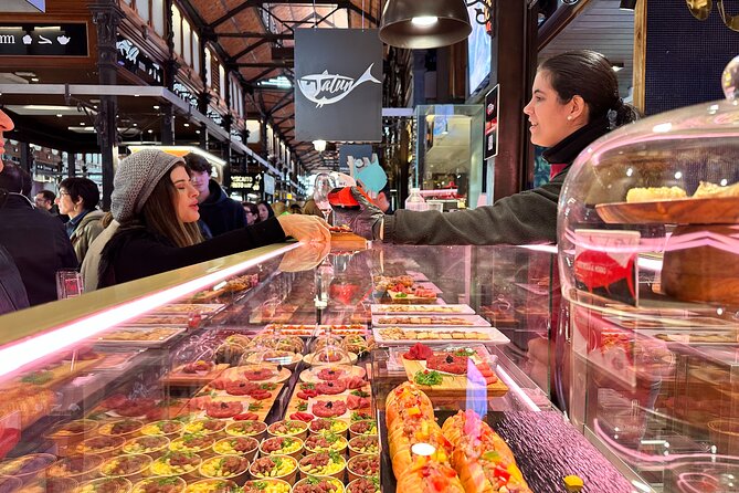 Bluefin Tuna tasting in the most Prestigious Market of Spain - Who will enjoy the raw tuna focus