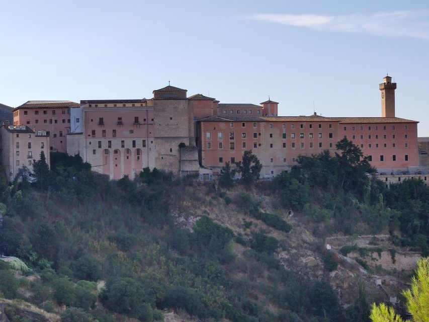 Cuenca: Nighttime Highlights Walking Tour in Spanish - Seeing the hanging houses from the gorge