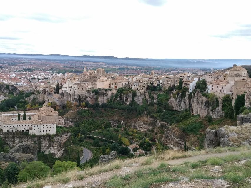 Cuenca: Nighttime Highlights Walking Tour in Spanish - How the guiding shapes the experience