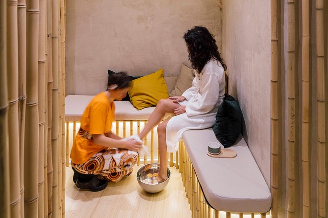 Deep Tissue Massage and continue visiting - Arriving at C. del León 4