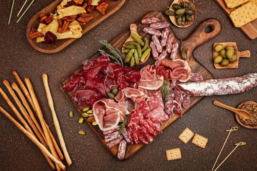 Discover the best "Wines and Tapas in Madrid". - Iberian ham, cheeses, and olive oil at El Mercado del Jamón