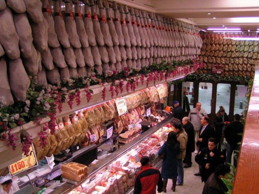 Discover the best "Wines and Tapas in Madrid". - Olives and local flavor at El Rincón de la Cava