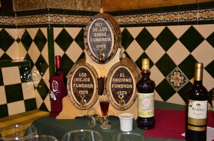 Discover the best "Wines and Tapas in Madrid". - How the historic walk adds value