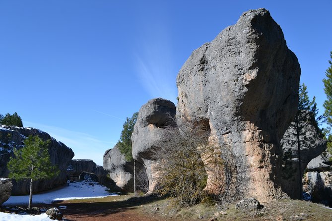 Enchanted City, Laguna de Uña and Ventano del Diablo - Uña Lagoon brings birds and limestone cliffs
