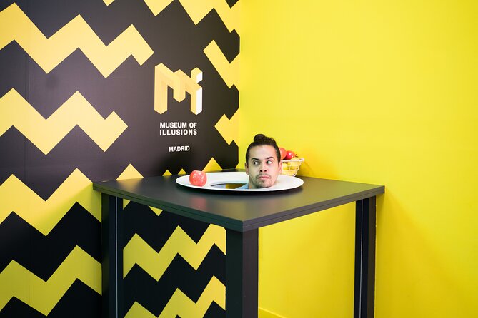 Entrance to the Museum of Illusions Madrid - Language, Staff Help, and Practical Comfort
