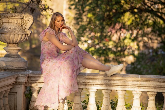 Flying Dress Photoshoot in Madrid - Plaza de España: a strong opening frame
