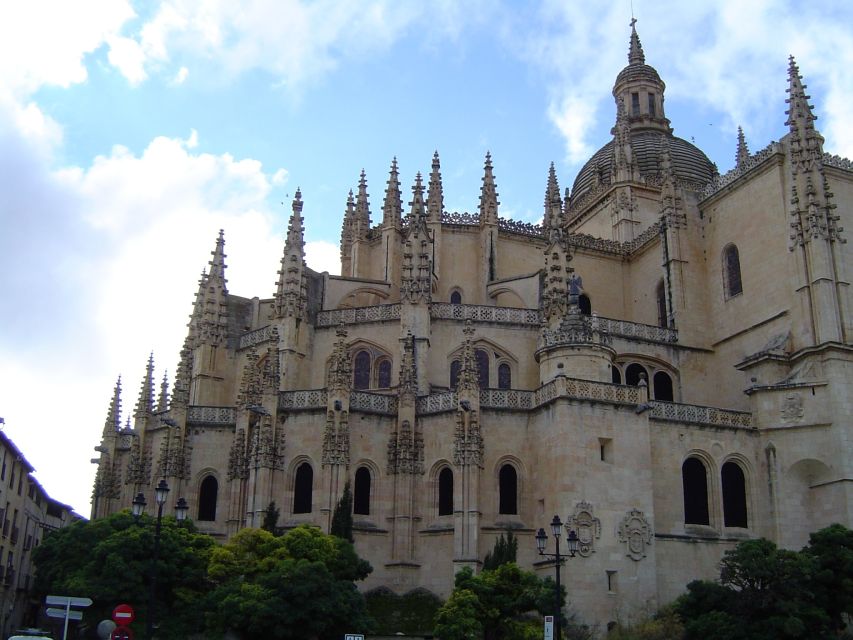 From Madrid: Ávila and Segovia Guided Day Trip - First stop: Ávila behind its medieval walls