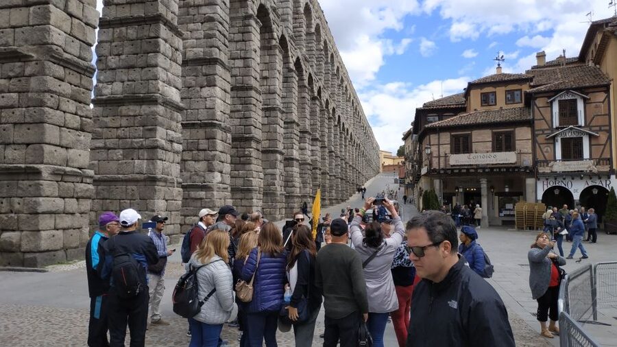 From Madrid: Ávila and Segovia Guided Day Trip - The bilingual guide experience