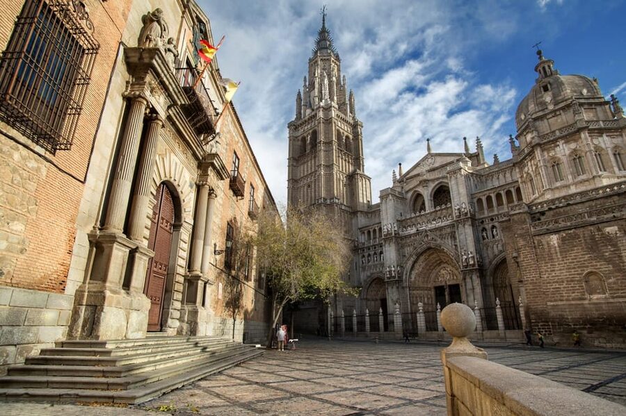From Madrid: Day-Trip to Segovia, Avila & Toledo - Ávila: walls, lunch, and a useful pause