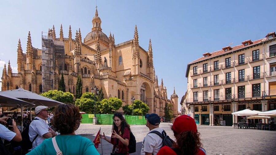 From Madrid: Guided Day Trip to Segovia, optional Alcázar - How much walking and waiting should you expect?