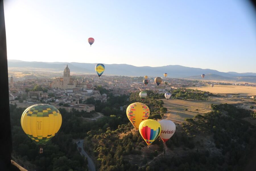 From Madrid: Hot Air Balloon over Segovia with Transfer - The 30-minute picnic and Cava toast