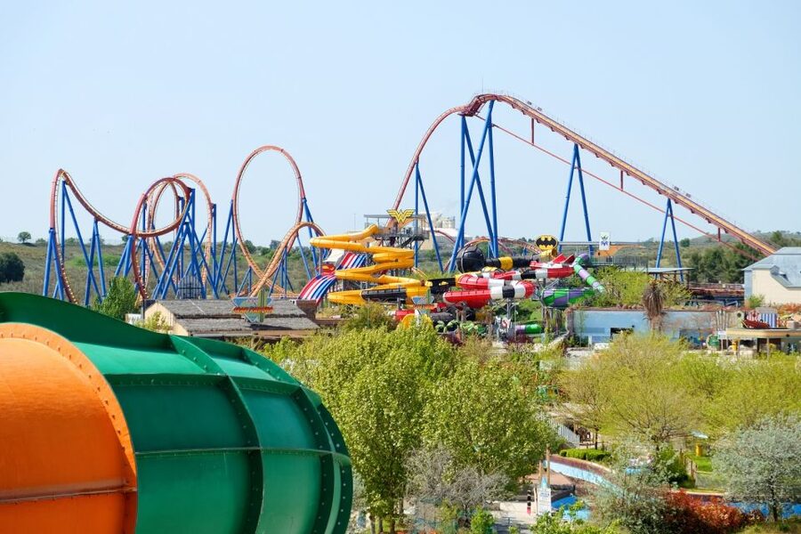 From Madrid: Parque Warner Beach Water Park & Transport - Slides, superheroes, and the Wonder Woman attraction