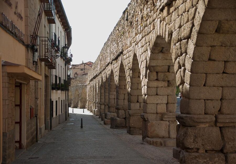 From Madrid: Segovia Highlights Private Half-Day Tour - Reaching the Alcazar and its storybook outline