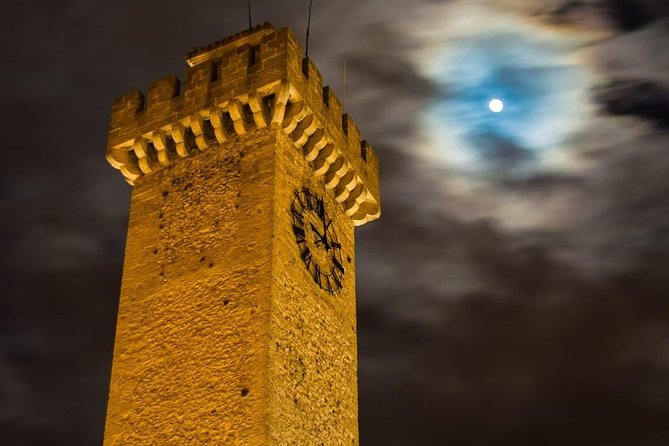 guided night tour - The Hanging Houses under evening lights