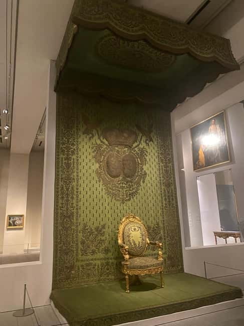 Guided Tour of The Royal Collections Gallery - How to fit it into a day at the Royal Palace
