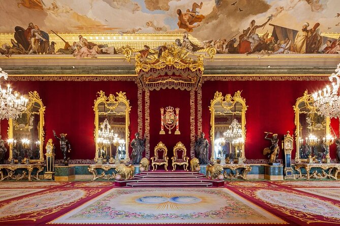 Guided tour to the Royal Palace of Madrid - Crowds, queues, and the risk of a rushed visit