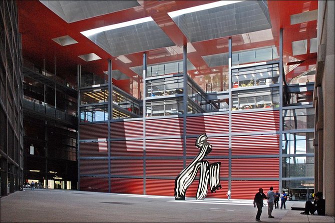 Guided visit to Reina Sofia Museum - Why the radio guide matters