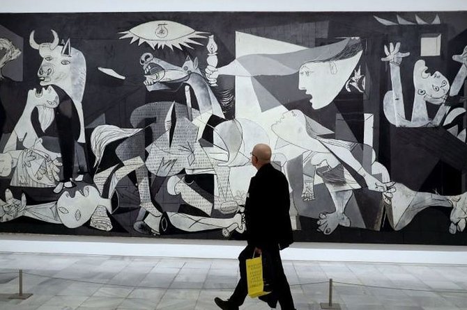 Guided visit to Reina Sofia Museum - Meeting the guide at Calle de Santa Isabel 52