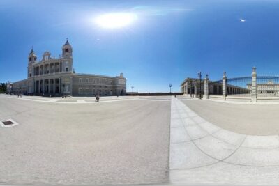 Historic Madrid Virtual Reality Experience with an Official Guide