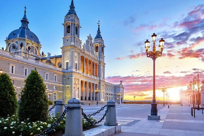 Imperial Madrid: Royal Palace and the Habsburg dynasty in Madrid - Plaza de la Villa and the old city scale