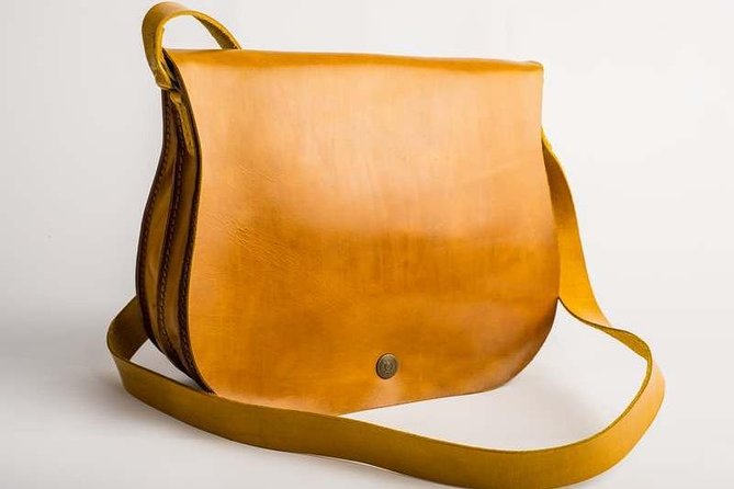 Leathercraft Workshop in the Rastro of Madrid - Learning the tools and techniques