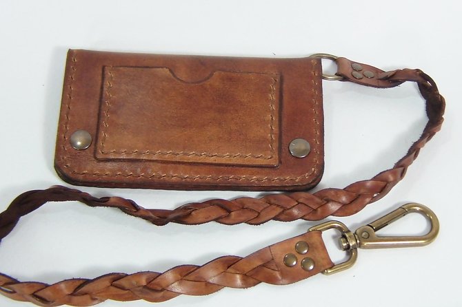 Leathercraft Workshop in the Rastro of Madrid - The instructor and teaching style