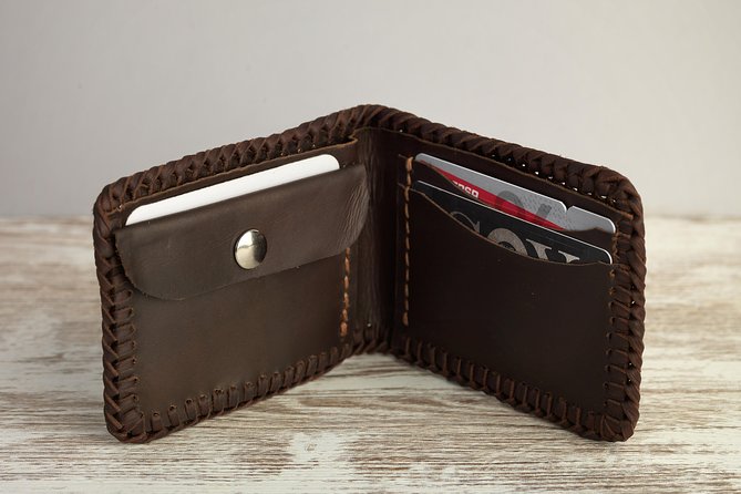 Leathercraft Workshop in the Rastro of Madrid - Choosing your leather project