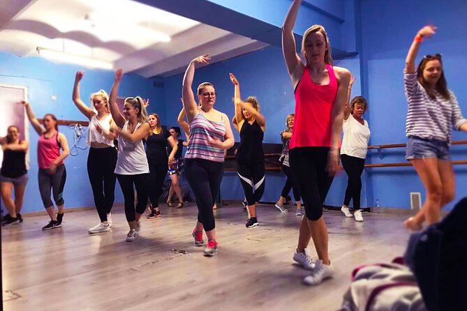 Madrid: 1-Hour Flamenco Class Experience - Why the studio setting improves the experience