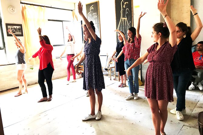 Madrid: 1-Hour Flamenco Class Experience - Optional cocktails and flamenco clothing