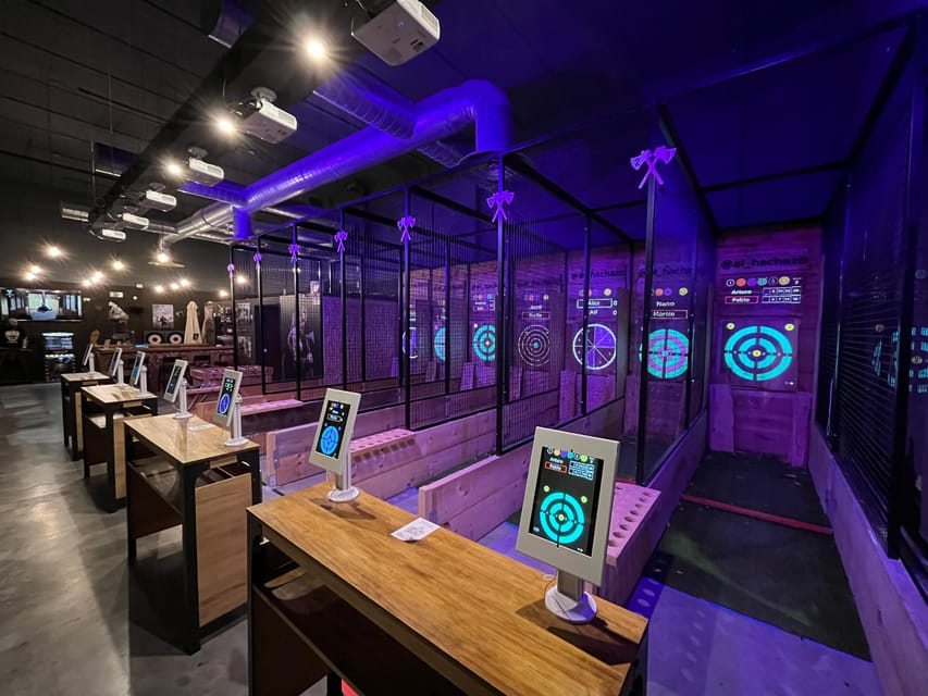Madrid Atocha : Interactive Axe Throwing 1h - Axe throwing, knives, and freestyle practice