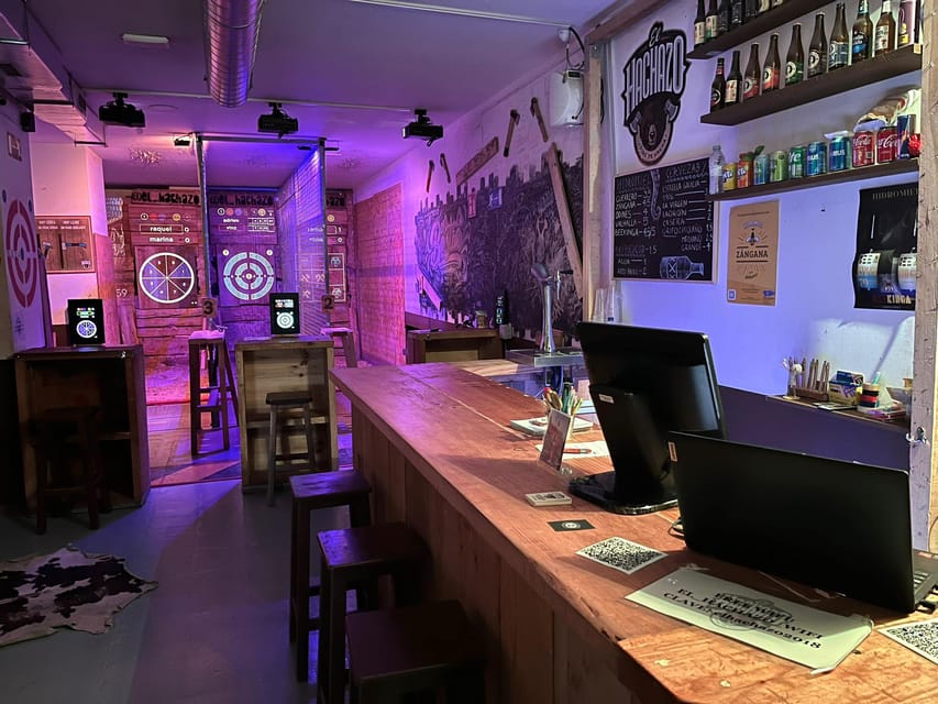 Madrid Atocha : Interactive Axe Throwing 1h - The first 10 minutes: safety and basic throwing