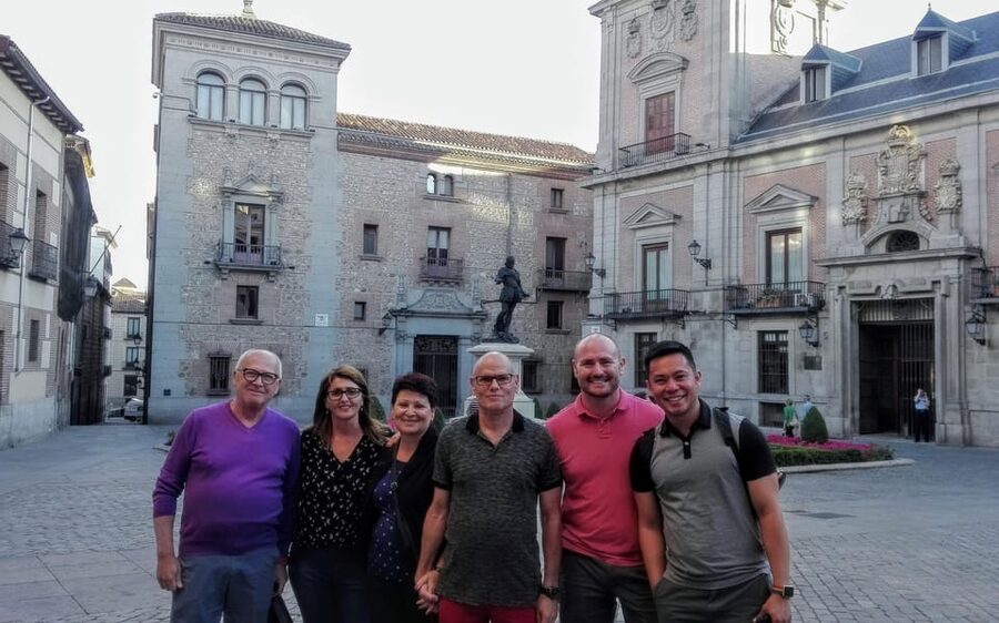 Madrid: Authentic Tapas Evening Tour with a side of History - Who should book this experience?
