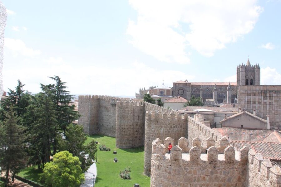 Madrid: Avila and Segovia Day Trip with Tickets to Monuments - Casa de los Picos, plazas, and the walk toward the cathedral
