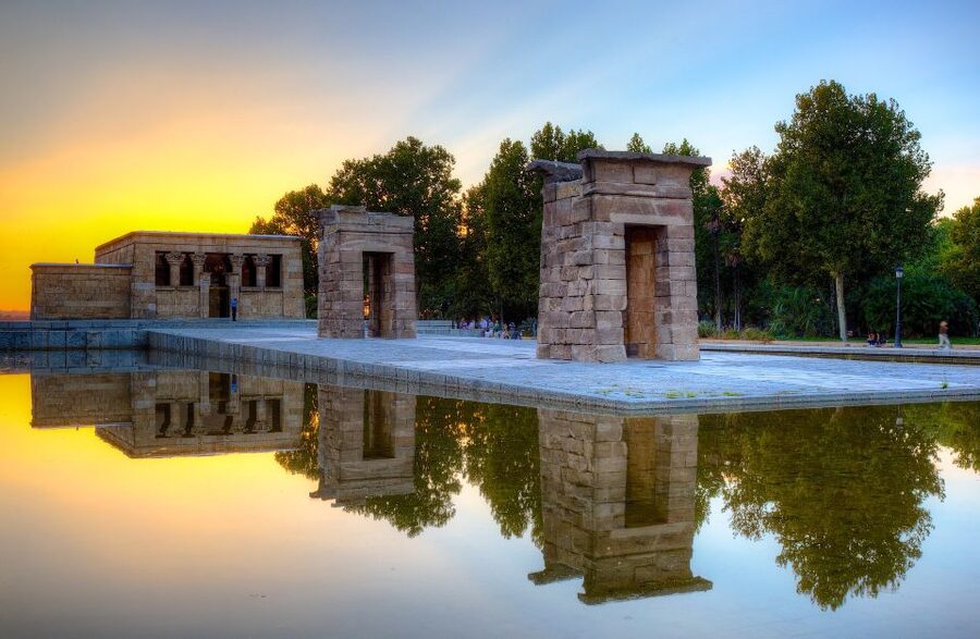 Madrid: City Highlights Guided Walking Tour - What the guides add to the route