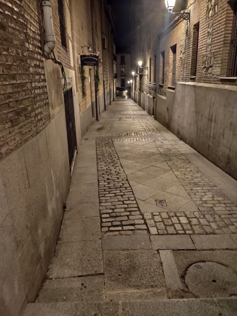 Madrid: Enchanted Evening Walking Tour in Spanish - What the guides add to the experience
