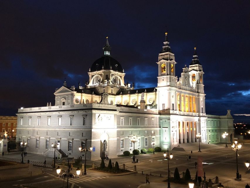 Madrid: Enchanted Evening Walking Tour in Spanish - Why Madrid’s legends work best at night
