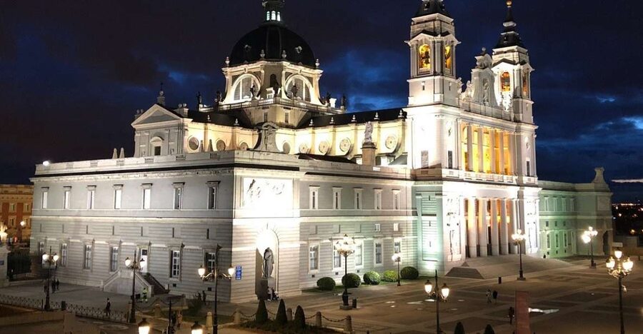 Madrid: Enchanted Evening Walking Tour in Spanish - Plaza de Oriente and the medieval city