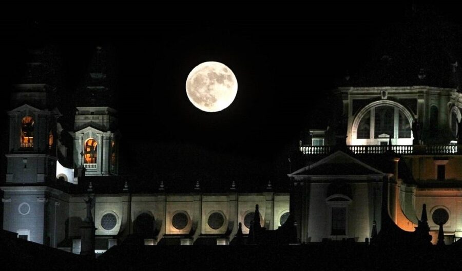 Madrid: Enchanted Evening Walking Tour in Spanish - Starting at Plaza de España