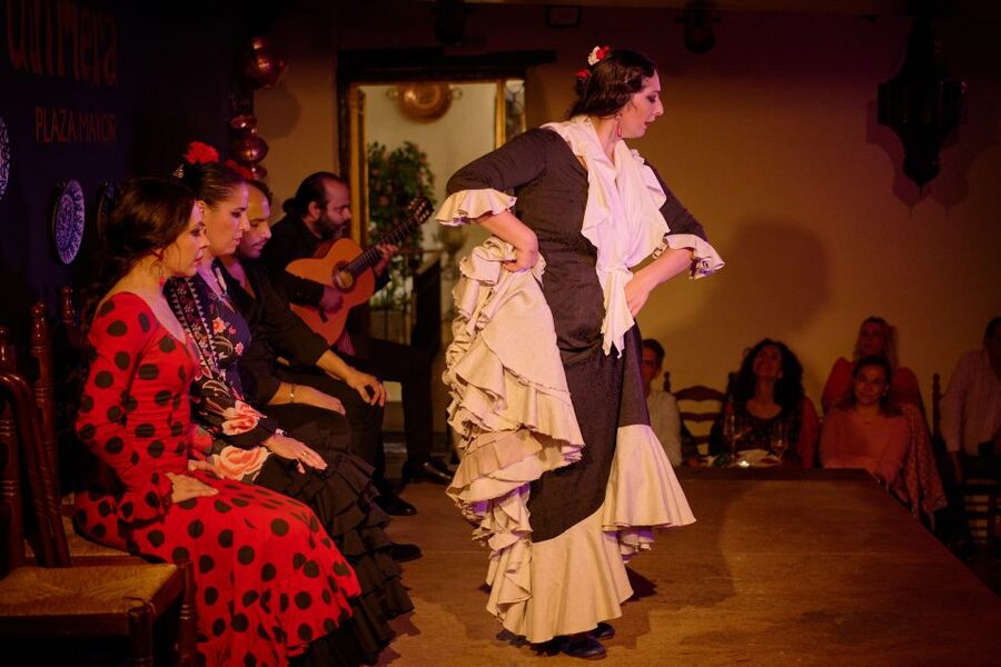 Madrid: Flamenco Show La Quimera with Drinks & Dinner Option - Entering a Close, Traditional Tablao