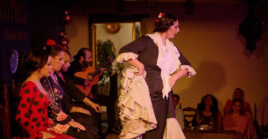 Madrid: Flamenco Show La Quimera with Drinks & Dinner Option - Choosing Between Drinks and Dinner